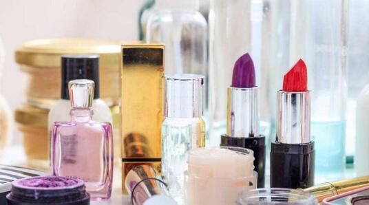 百代佳人 以自然之美，重塑極致的化妝品生活館體驗